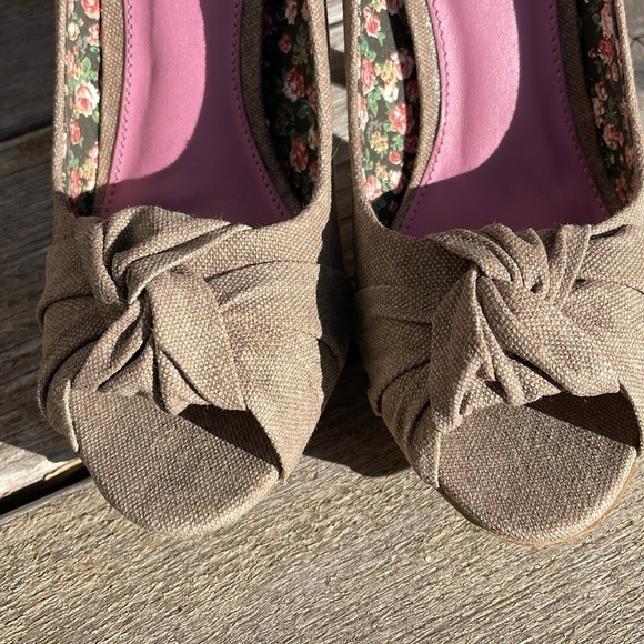 NWOT | GOSSIP |Textured Fabric Upper| Twisted Knot Peep Toe|Platform Heel|Size 6 - Picture 6 of 13